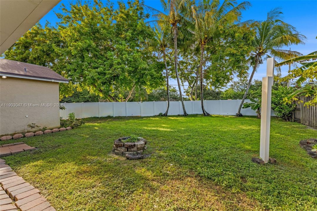 Activo con contrato: $599,000 (4 camas, 2 baños, 1597 Pies cuadrados)