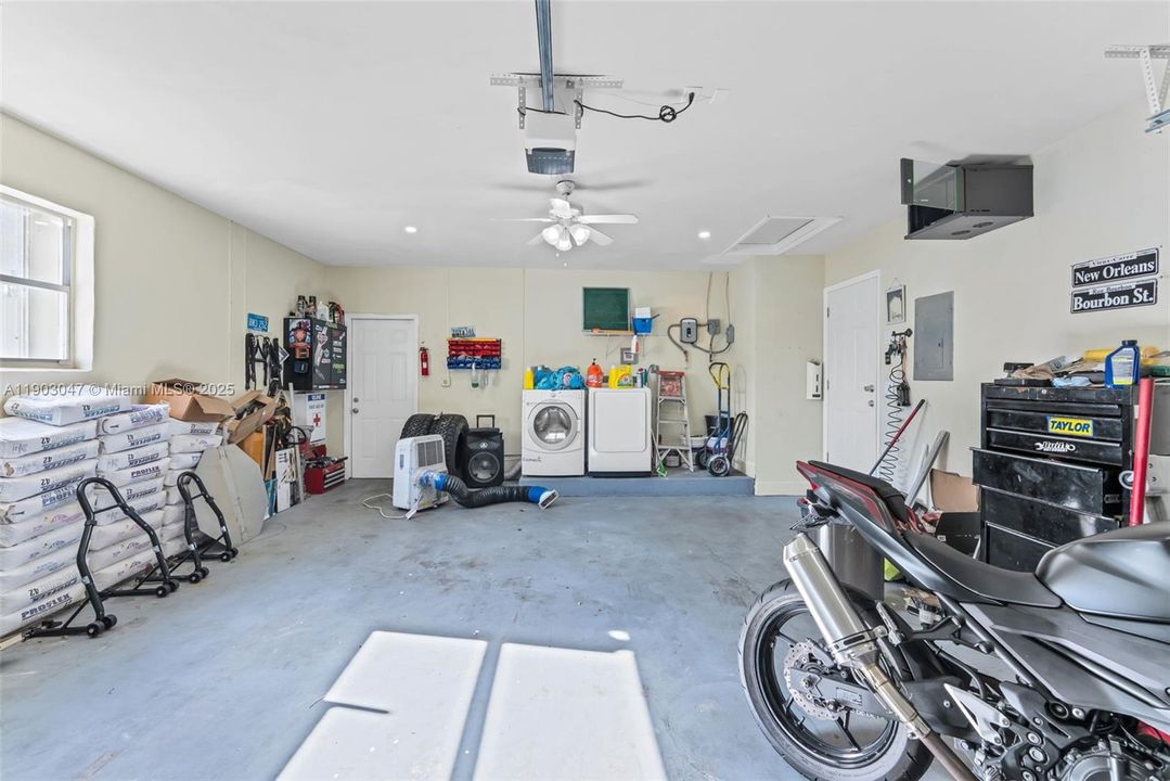 Activo con contrato: $599,000 (4 camas, 2 baños, 1597 Pies cuadrados)