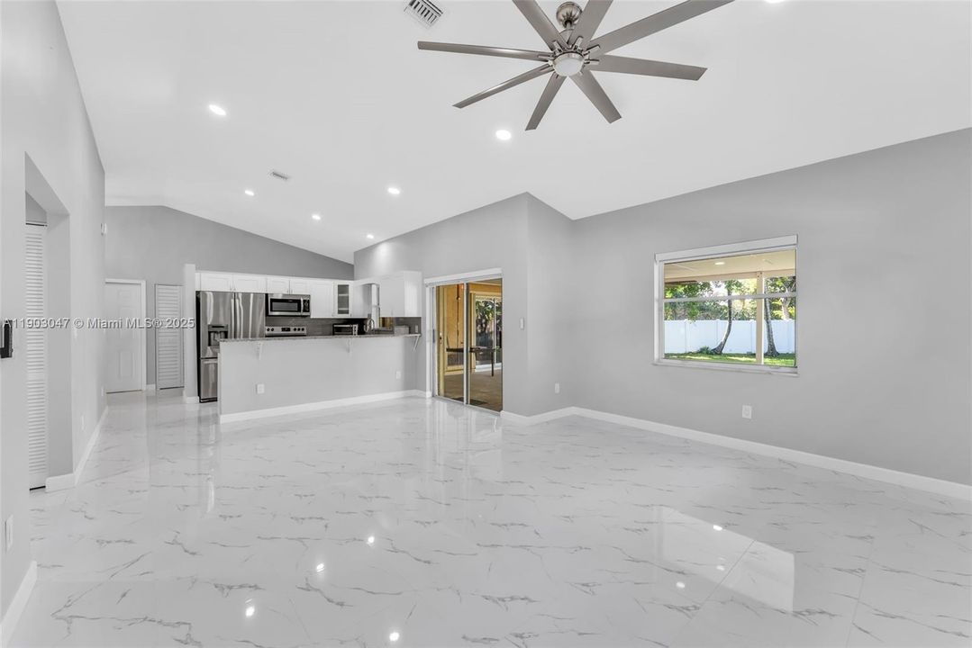 Activo con contrato: $599,000 (4 camas, 2 baños, 1597 Pies cuadrados)