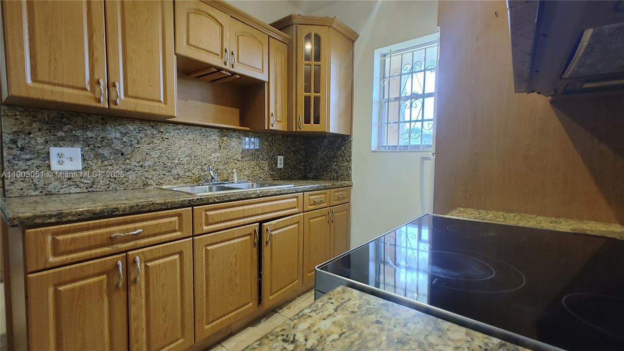 For Rent: $1,600 (1 beds, 1 baths, 646 Square Feet)