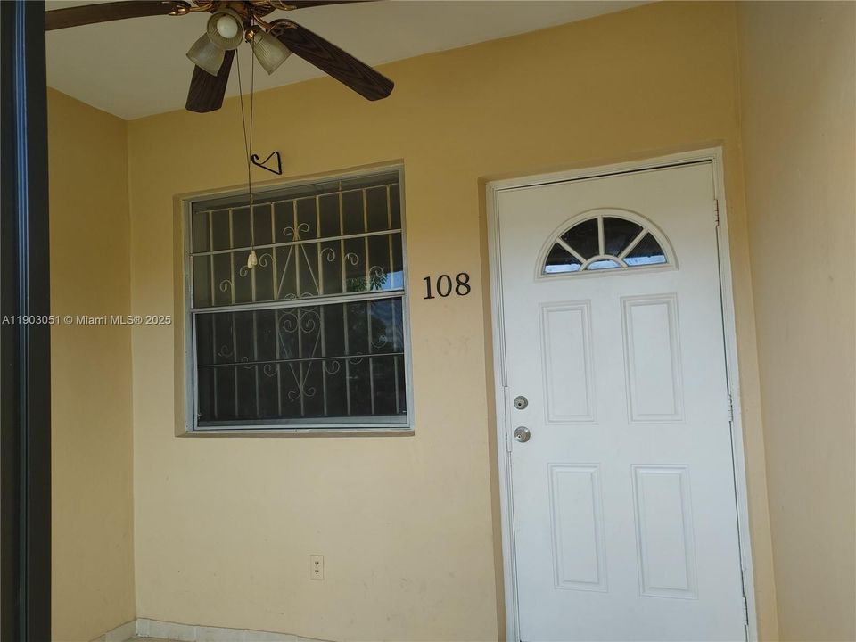 For Rent: $1,600 (1 beds, 1 baths, 646 Square Feet)