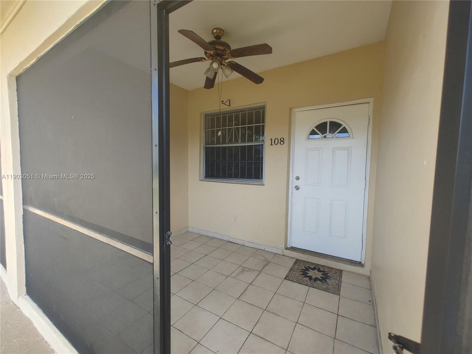 For Rent: $1,600 (1 beds, 1 baths, 646 Square Feet)