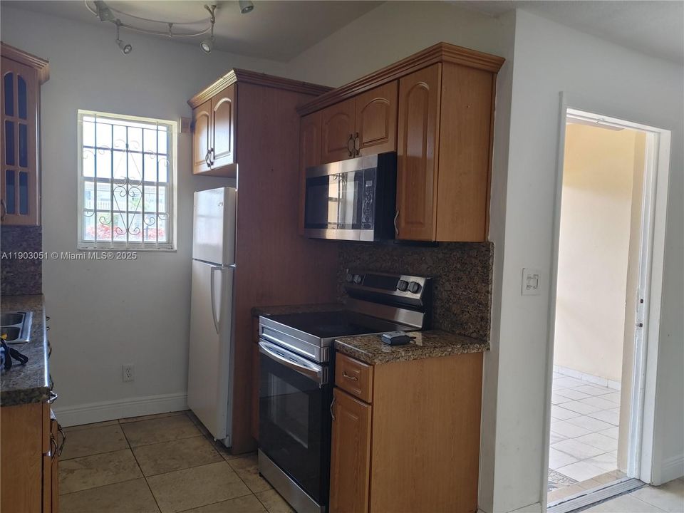For Rent: $1,600 (1 beds, 1 baths, 646 Square Feet)