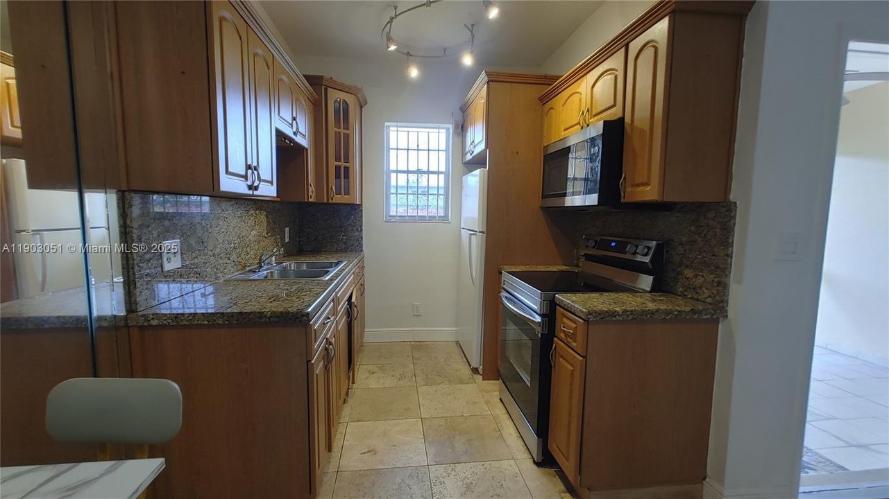 For Rent: $1,600 (1 beds, 1 baths, 646 Square Feet)