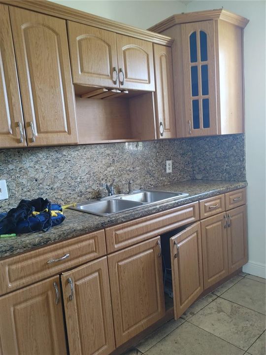 For Rent: $1,600 (1 beds, 1 baths, 646 Square Feet)
