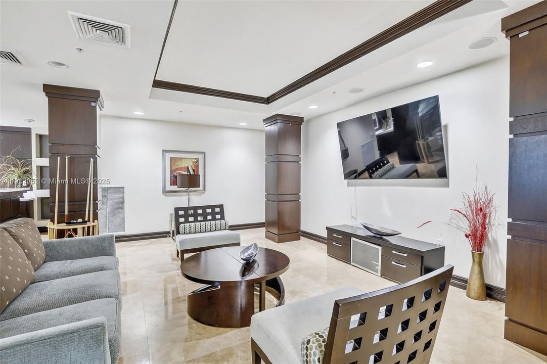 Под контрактом: $248,000 (1 спален, 1 ванн, 756 Квадратных фут)