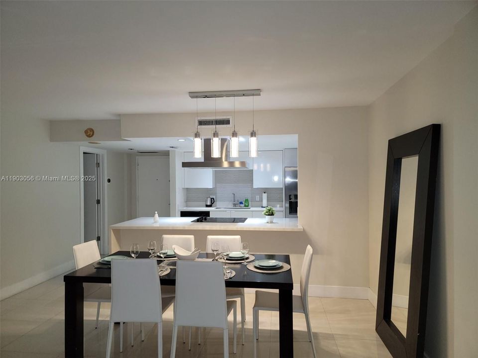 最近租的: $4,500 (1 贝兹, 1 浴室, 895 平方英尺)