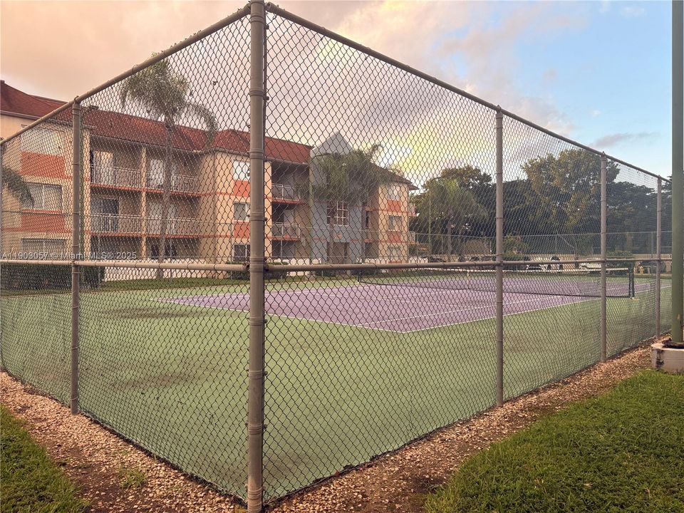 待售: $280,000 (2 贝兹, 2 浴室, 1106 平方英尺)