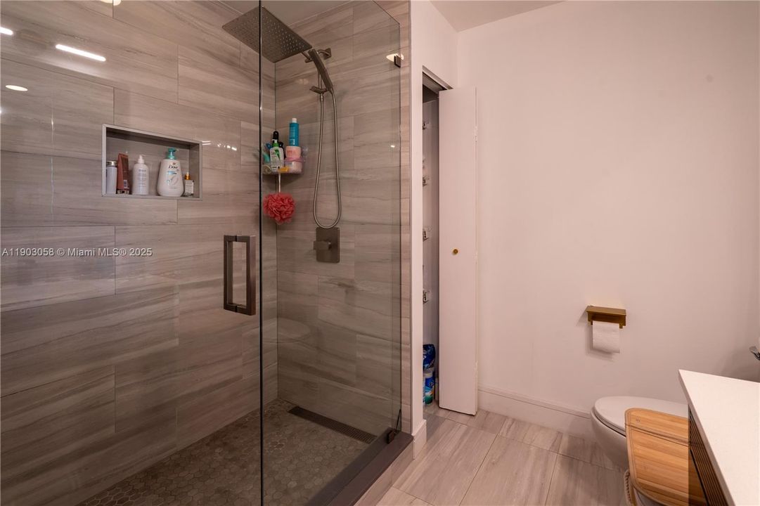 Recently Rented: $4,100 (2 beds, 2 baths, 1288 Square Feet)