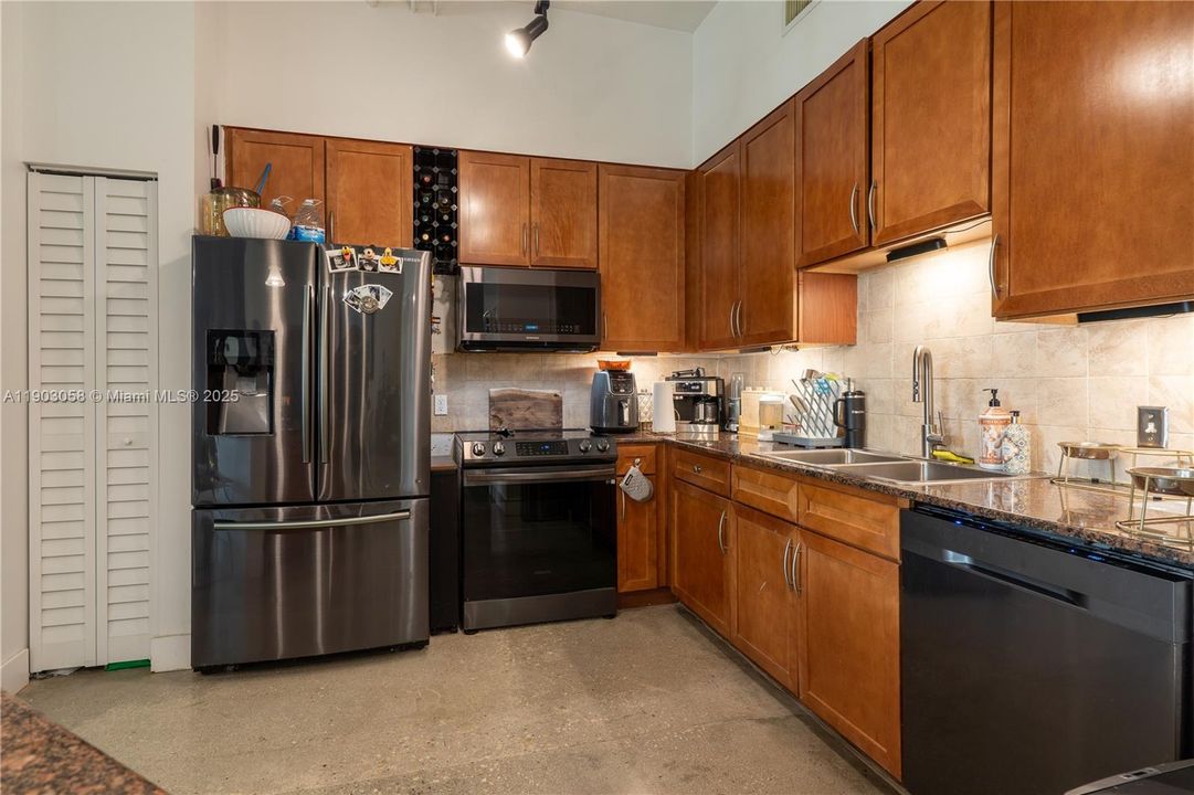 Recently Rented: $4,100 (2 beds, 2 baths, 1288 Square Feet)