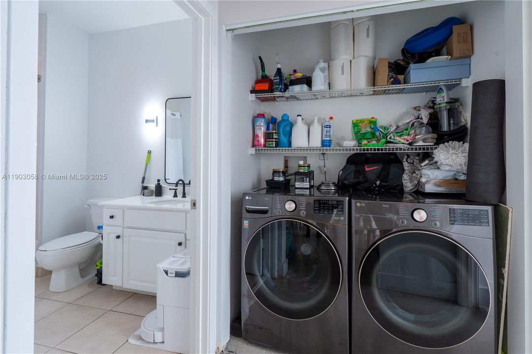 Recently Rented: $4,100 (2 beds, 2 baths, 1288 Square Feet)