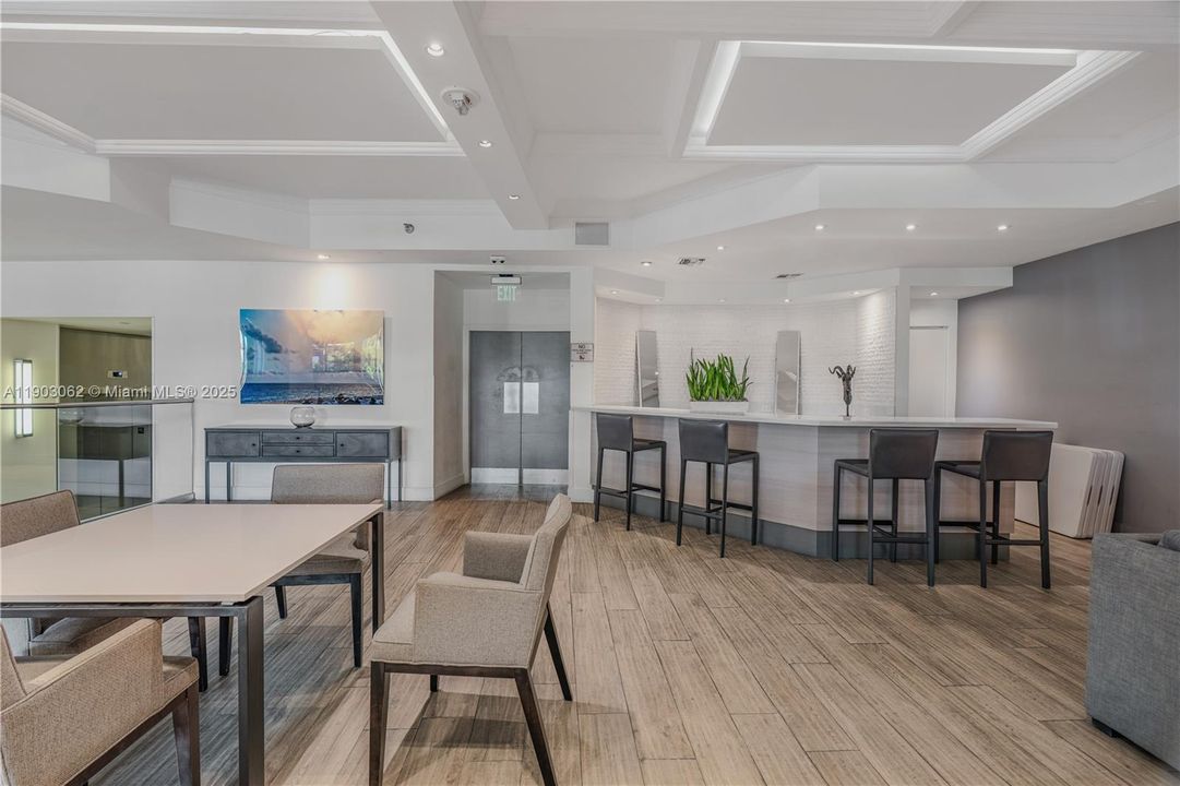 For Rent: $3,900 (1 beds, 1 baths, 890 Square Feet)