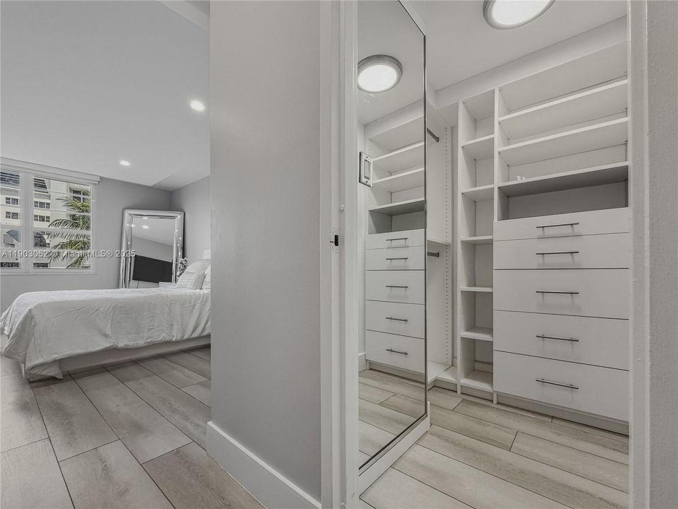 For Rent: $3,900 (1 beds, 1 baths, 890 Square Feet)