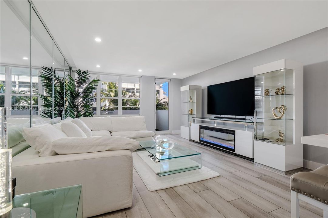 For Rent: $3,900 (1 beds, 1 baths, 890 Square Feet)