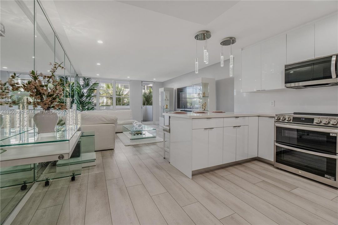 For Rent: $3,900 (1 beds, 1 baths, 890 Square Feet)