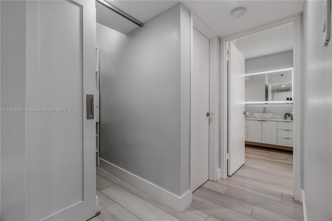 For Rent: $3,900 (1 beds, 1 baths, 890 Square Feet)