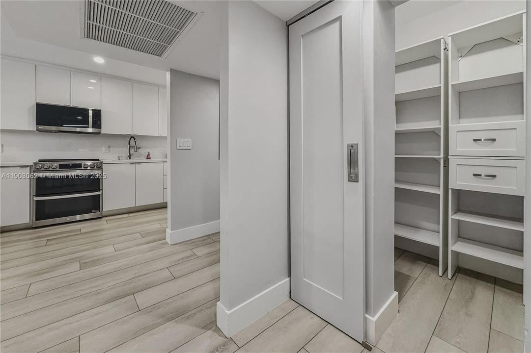 For Rent: $3,900 (1 beds, 1 baths, 890 Square Feet)