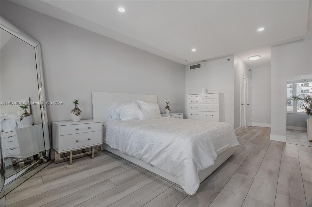 For Rent: $3,900 (1 beds, 1 baths, 890 Square Feet)