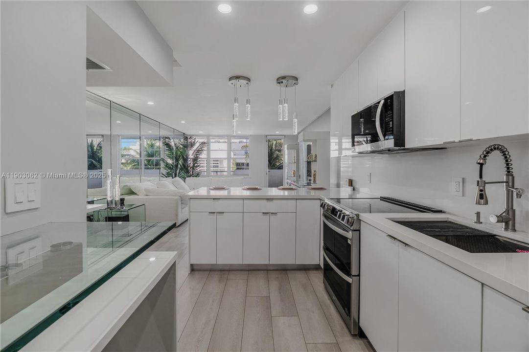 For Rent: $3,900 (1 beds, 1 baths, 890 Square Feet)