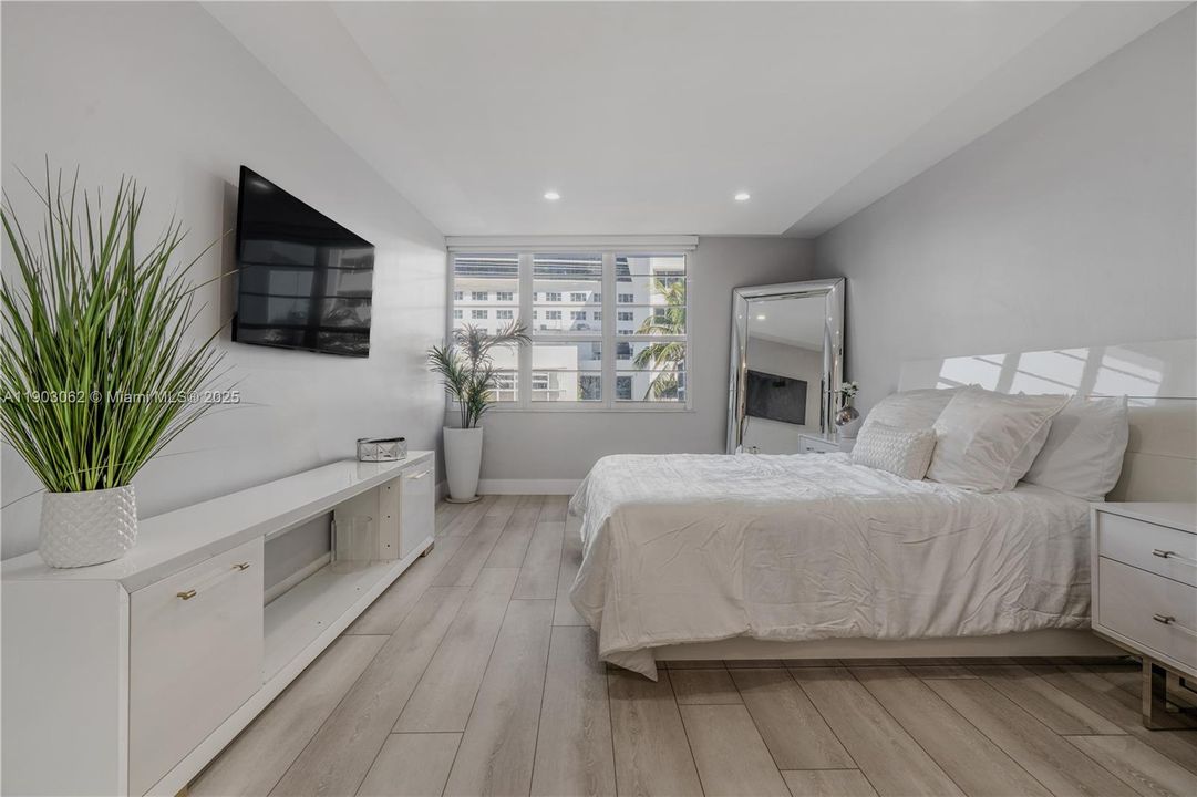 For Rent: $3,900 (1 beds, 1 baths, 890 Square Feet)