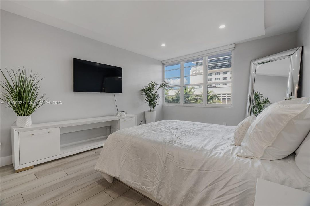 For Rent: $3,900 (1 beds, 1 baths, 890 Square Feet)