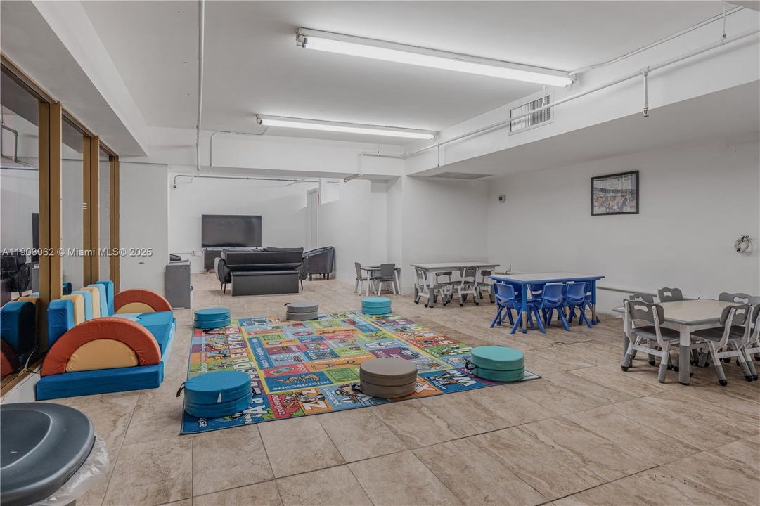 For Rent: $3,900 (1 beds, 1 baths, 890 Square Feet)