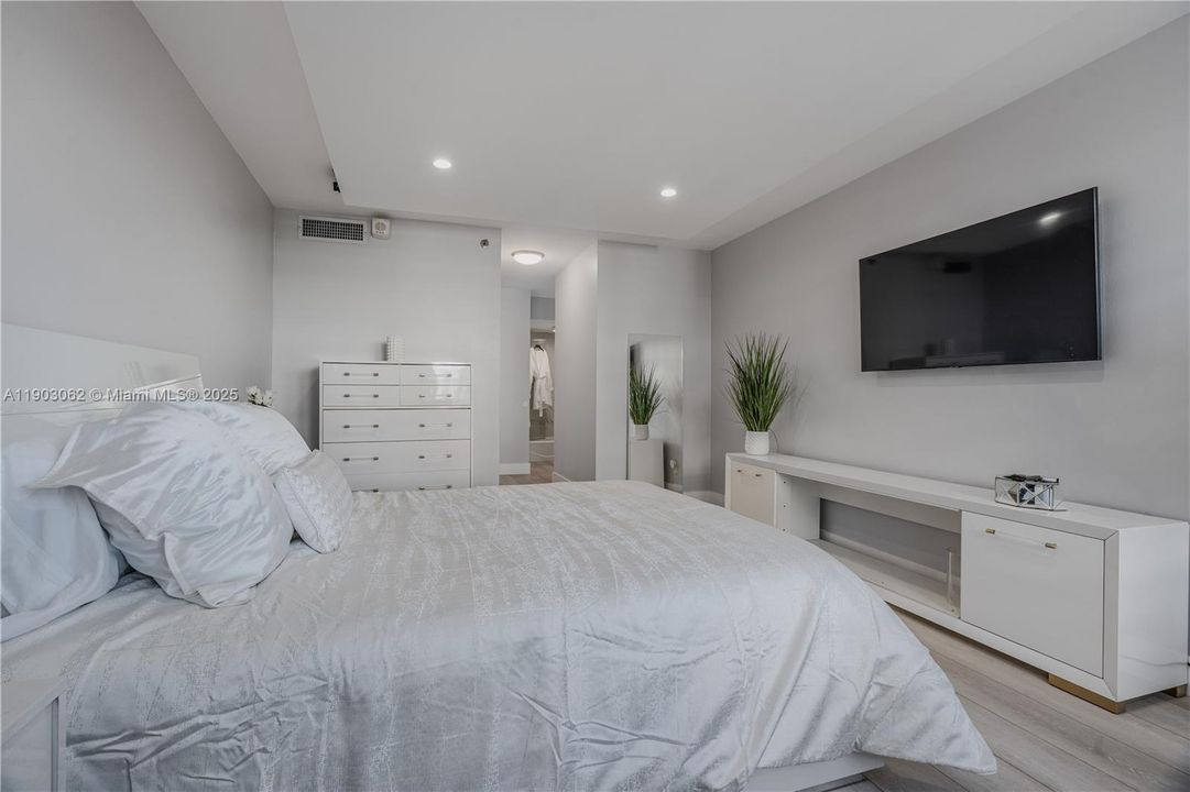 For Rent: $3,900 (1 beds, 1 baths, 890 Square Feet)