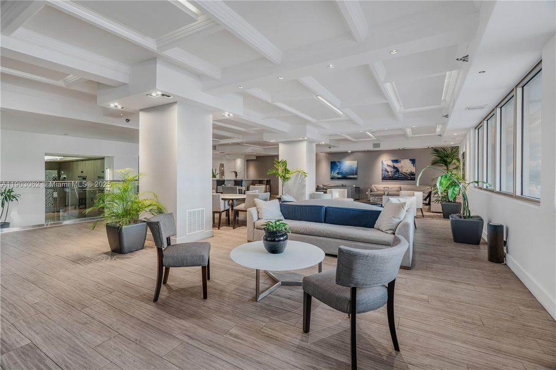 For Rent: $3,900 (1 beds, 1 baths, 890 Square Feet)