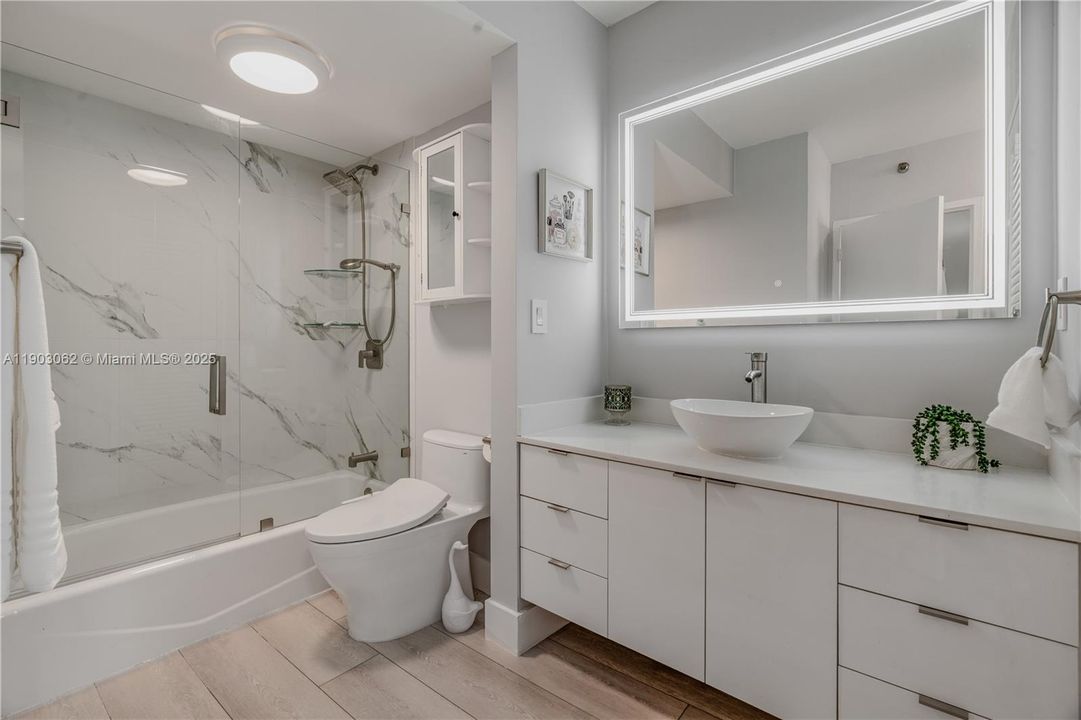 For Rent: $3,900 (1 beds, 1 baths, 890 Square Feet)