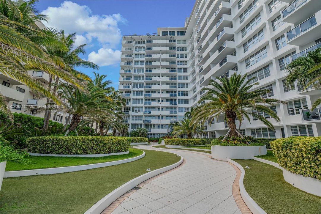 For Rent: $3,900 (1 beds, 1 baths, 890 Square Feet)