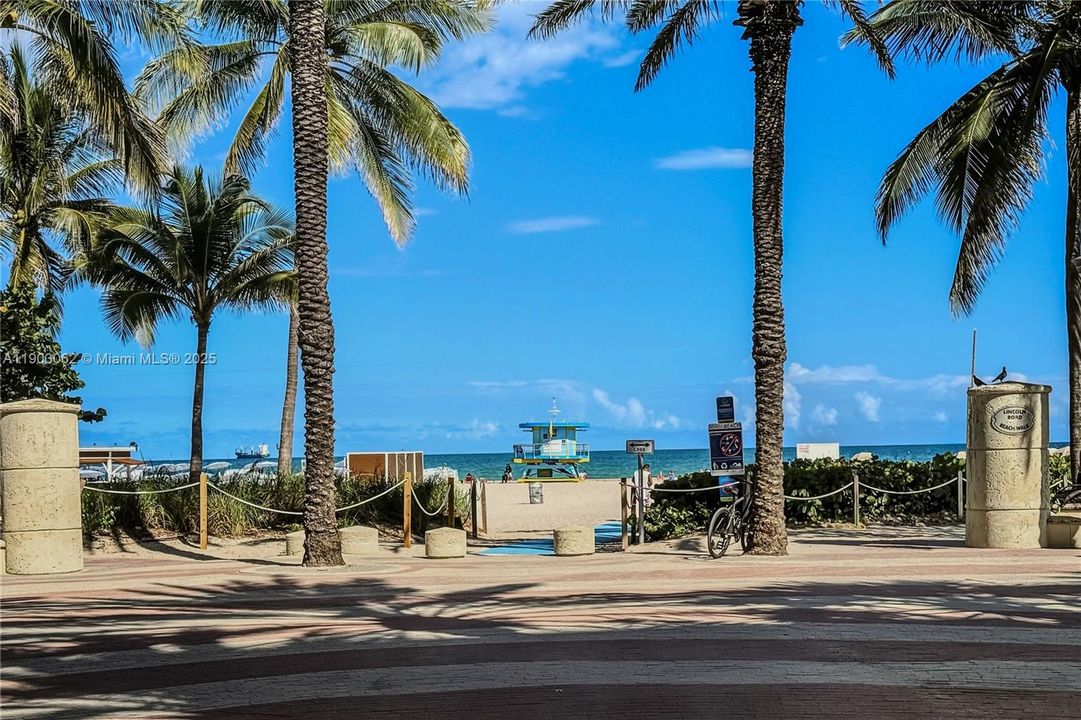 For Rent: $3,900 (1 beds, 1 baths, 890 Square Feet)