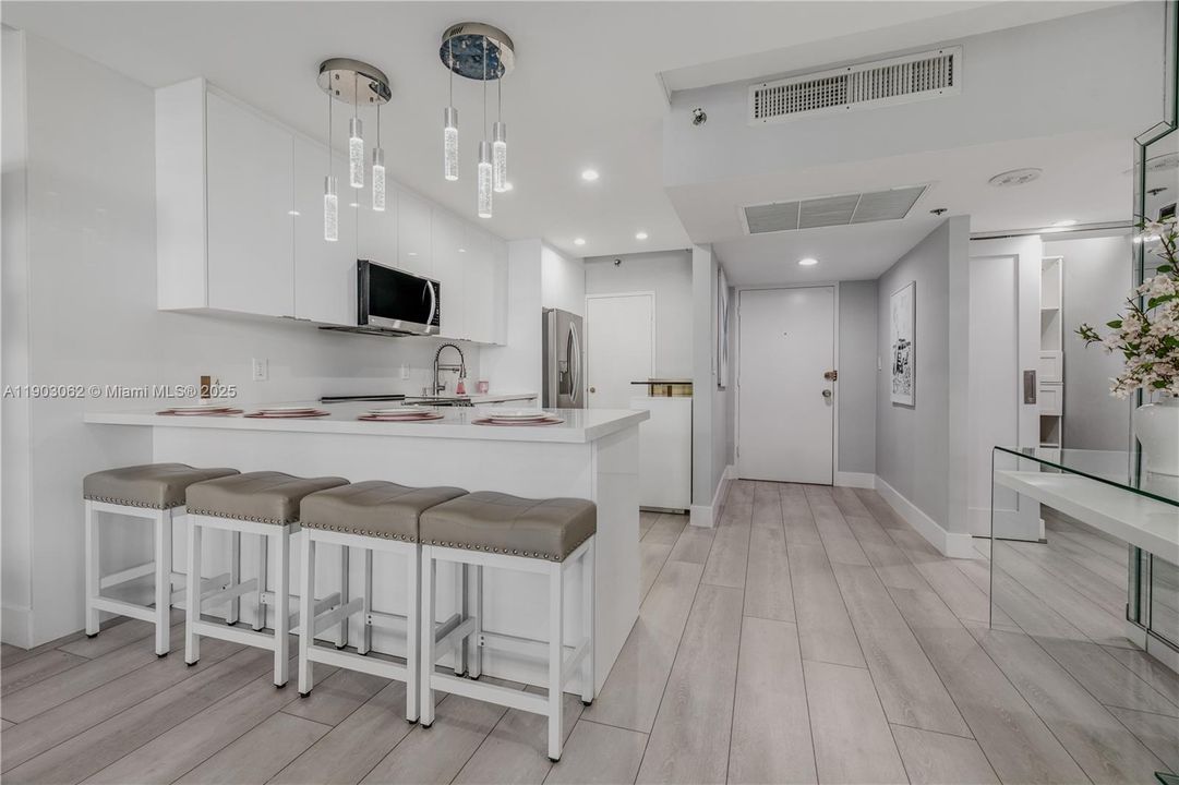 For Rent: $3,900 (1 beds, 1 baths, 890 Square Feet)