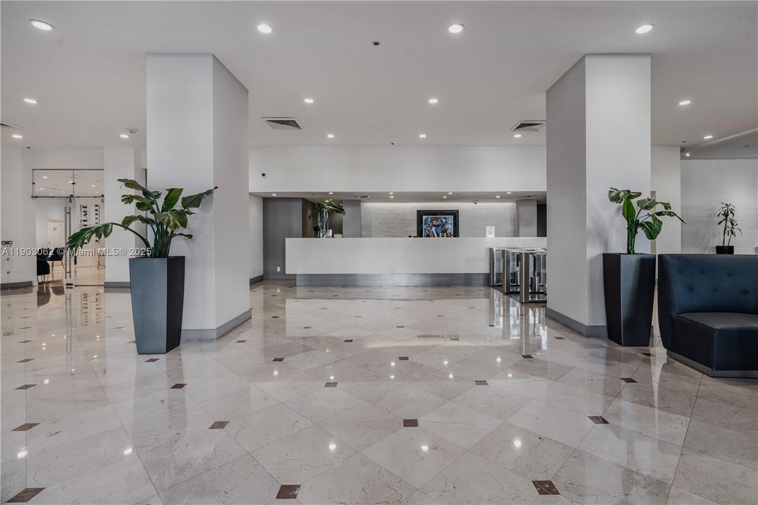 For Rent: $3,900 (1 beds, 1 baths, 890 Square Feet)