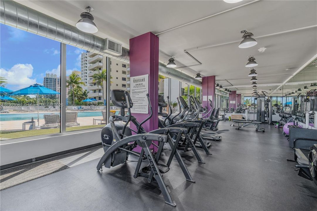 For Rent: $3,900 (1 beds, 1 baths, 890 Square Feet)