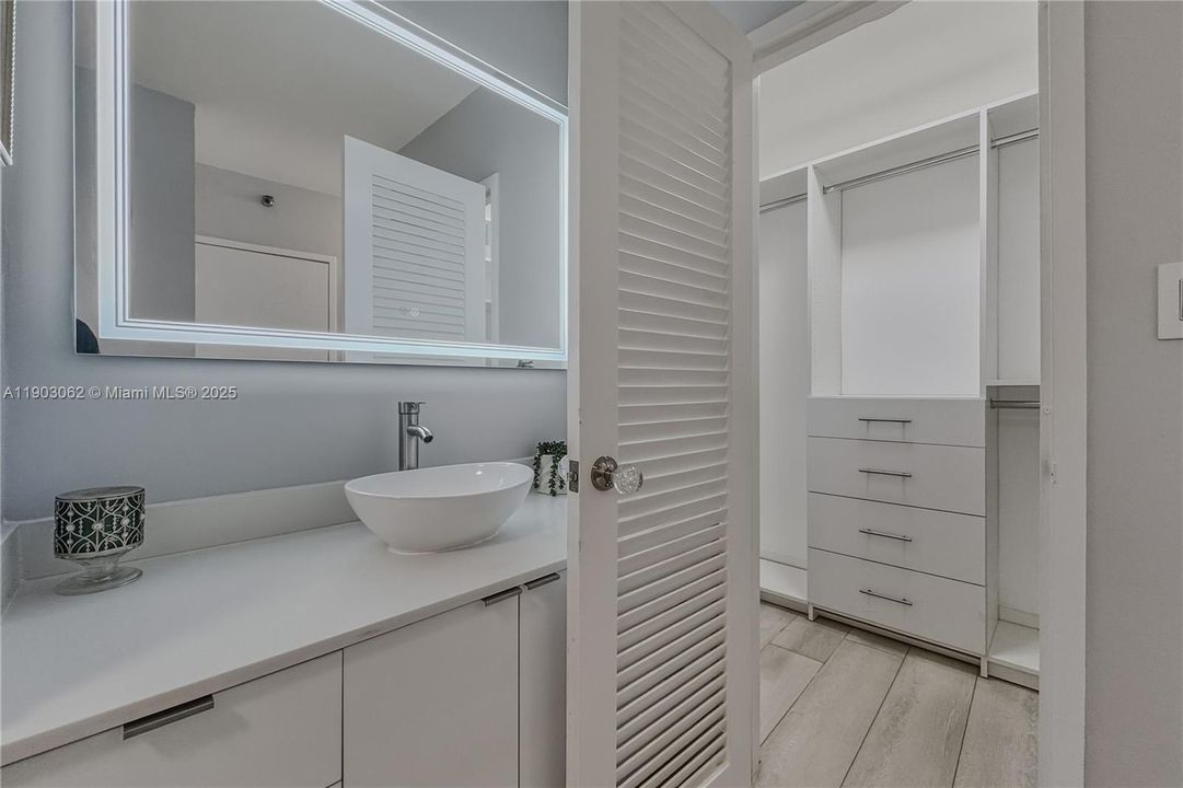 For Rent: $3,900 (1 beds, 1 baths, 890 Square Feet)