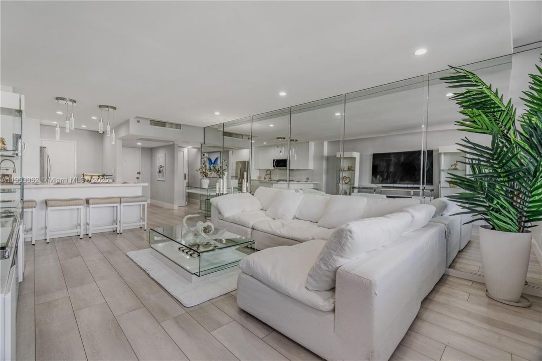 For Rent: $3,900 (1 beds, 1 baths, 890 Square Feet)