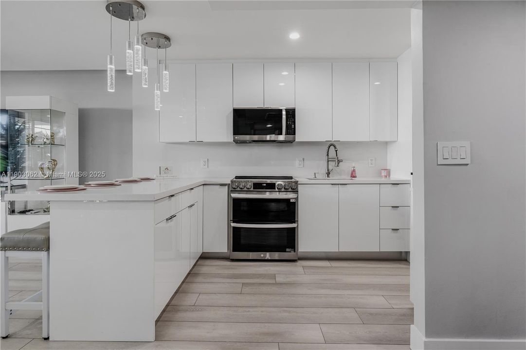 For Rent: $3,900 (1 beds, 1 baths, 890 Square Feet)