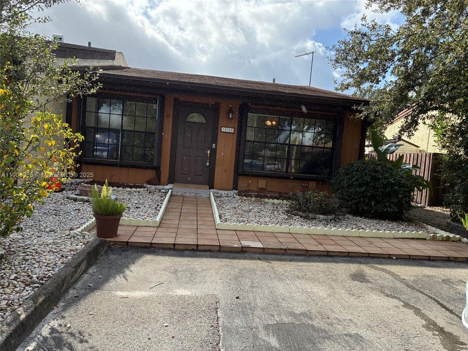 出租: $2,800 (2 贝兹, 2 浴室, 988 平方英尺)