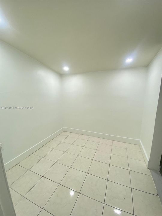 Active With Contract: $3,000 (3 beds, 1 baths, 0 Square Feet)