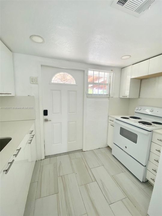 Active With Contract: $3,000 (3 beds, 1 baths, 0 Square Feet)