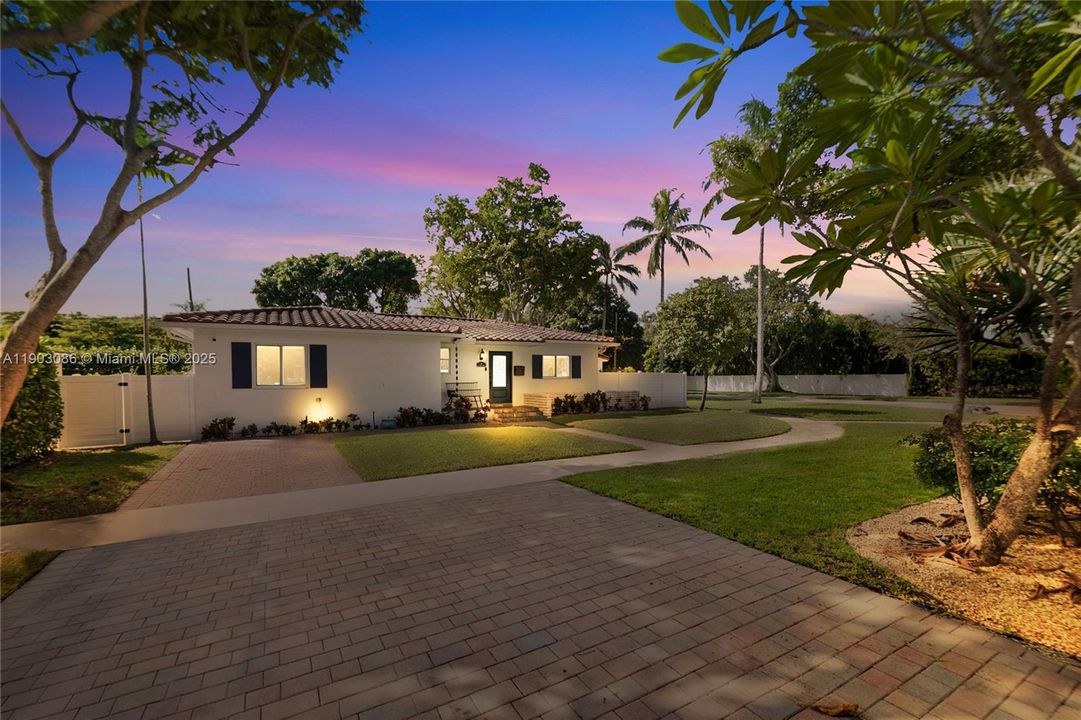 Recently Sold: $1,049,000 (3 beds, 2 baths, 1347 Square Feet)