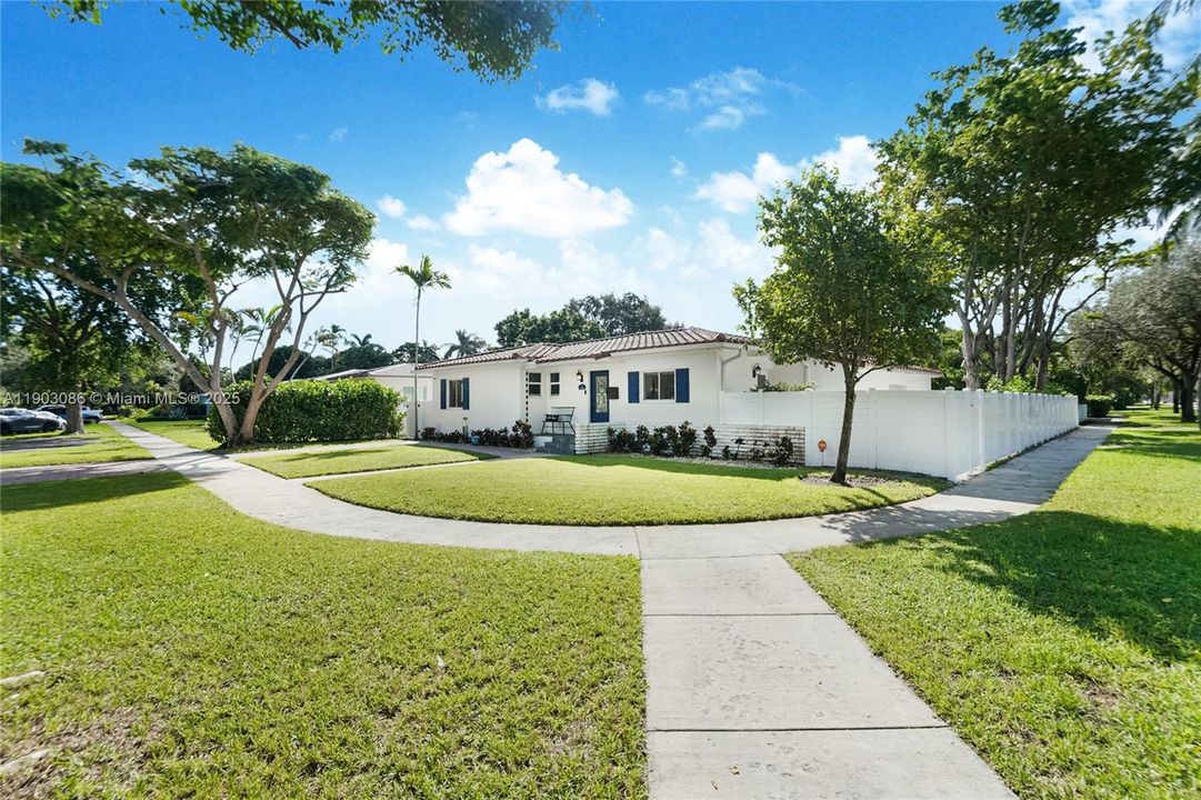 Recently Sold: $1,049,000 (3 beds, 2 baths, 1347 Square Feet)
