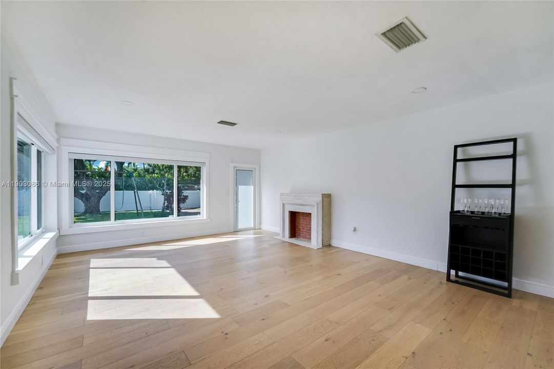 Recently Sold: $1,049,000 (3 beds, 2 baths, 1347 Square Feet)