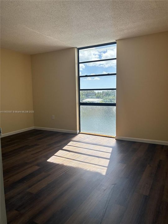 Active With Contract: $238,000 (1 beds, 1 baths, 756 Square Feet)