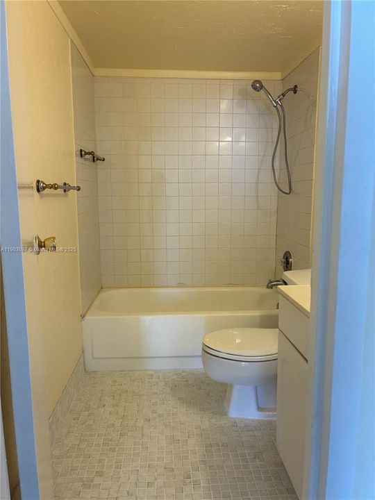 Active With Contract: $238,000 (1 beds, 1 baths, 756 Square Feet)