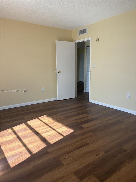 Active With Contract: $238,000 (1 beds, 1 baths, 756 Square Feet)