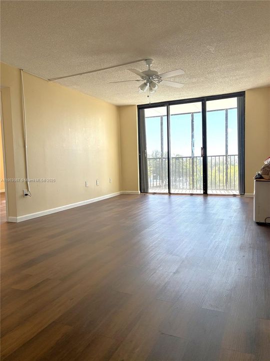 Active With Contract: $238,000 (1 beds, 1 baths, 756 Square Feet)
