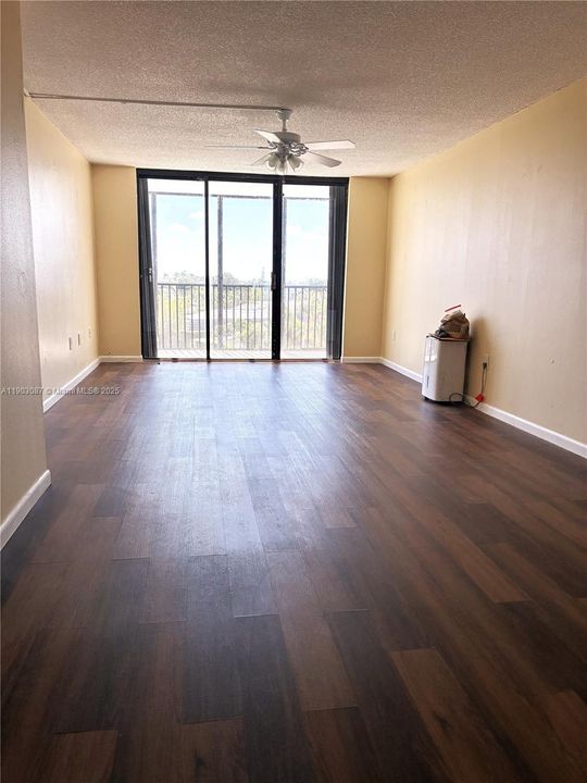 Active With Contract: $238,000 (1 beds, 1 baths, 756 Square Feet)