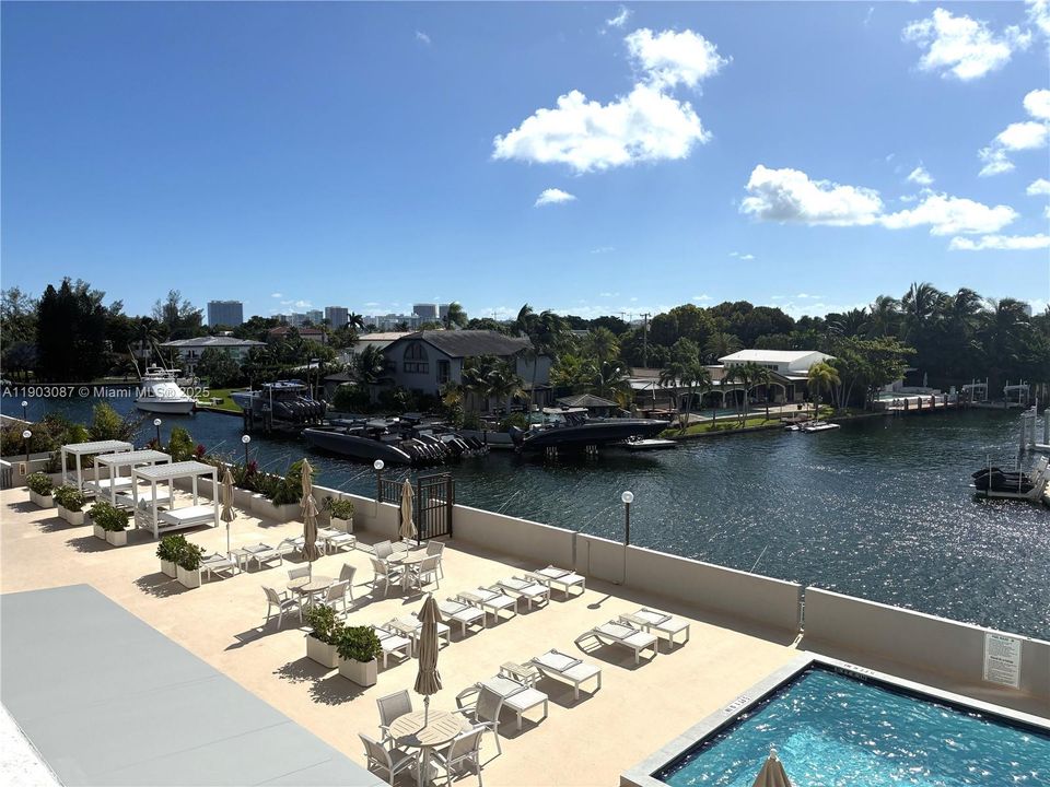 Active With Contract: $238,000 (1 beds, 1 baths, 756 Square Feet)