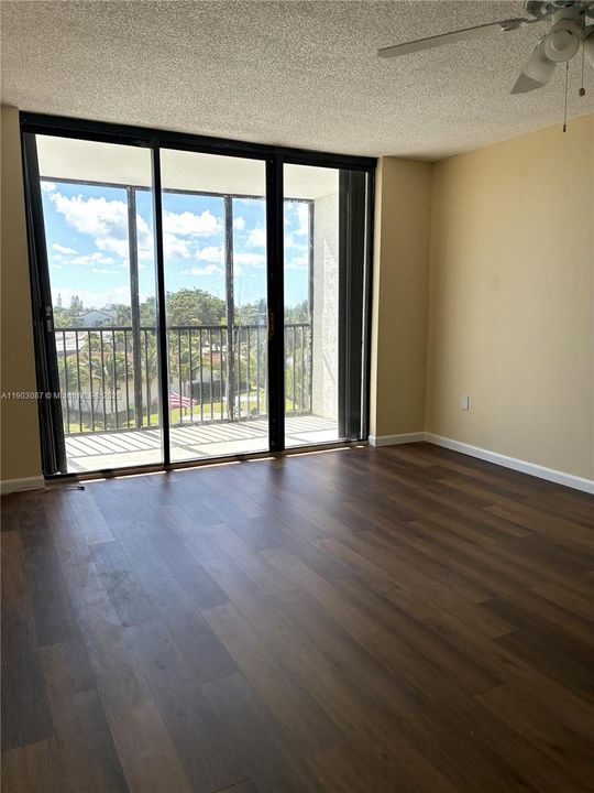 Active With Contract: $238,000 (1 beds, 1 baths, 756 Square Feet)